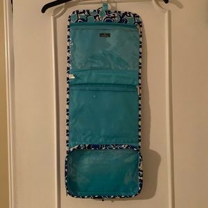 Quilted multi pocket toiletry bag. Gently used, great condition. Aqua, Blue, Blk